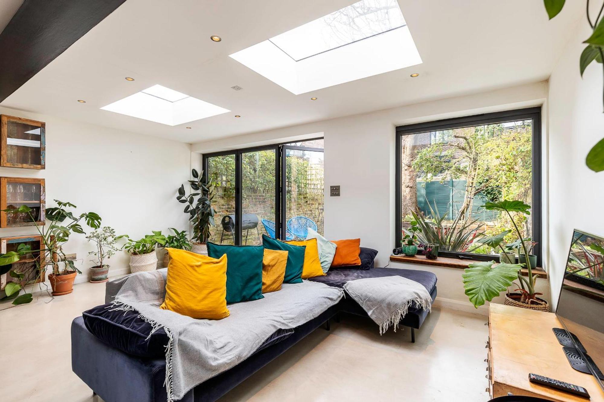 Spacious And Charming Brixton Londra